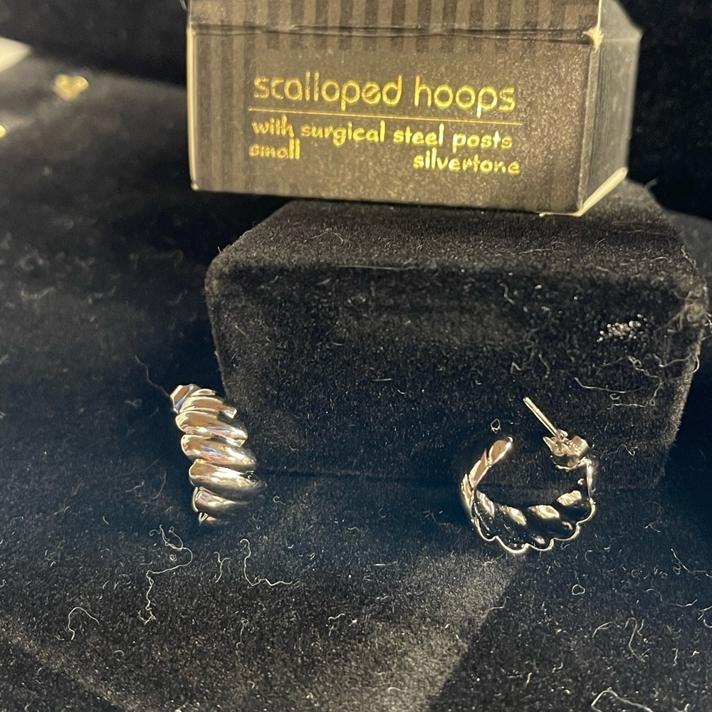 Avon-1992- Vintage Silver Scallop Small Hoop Earrings
